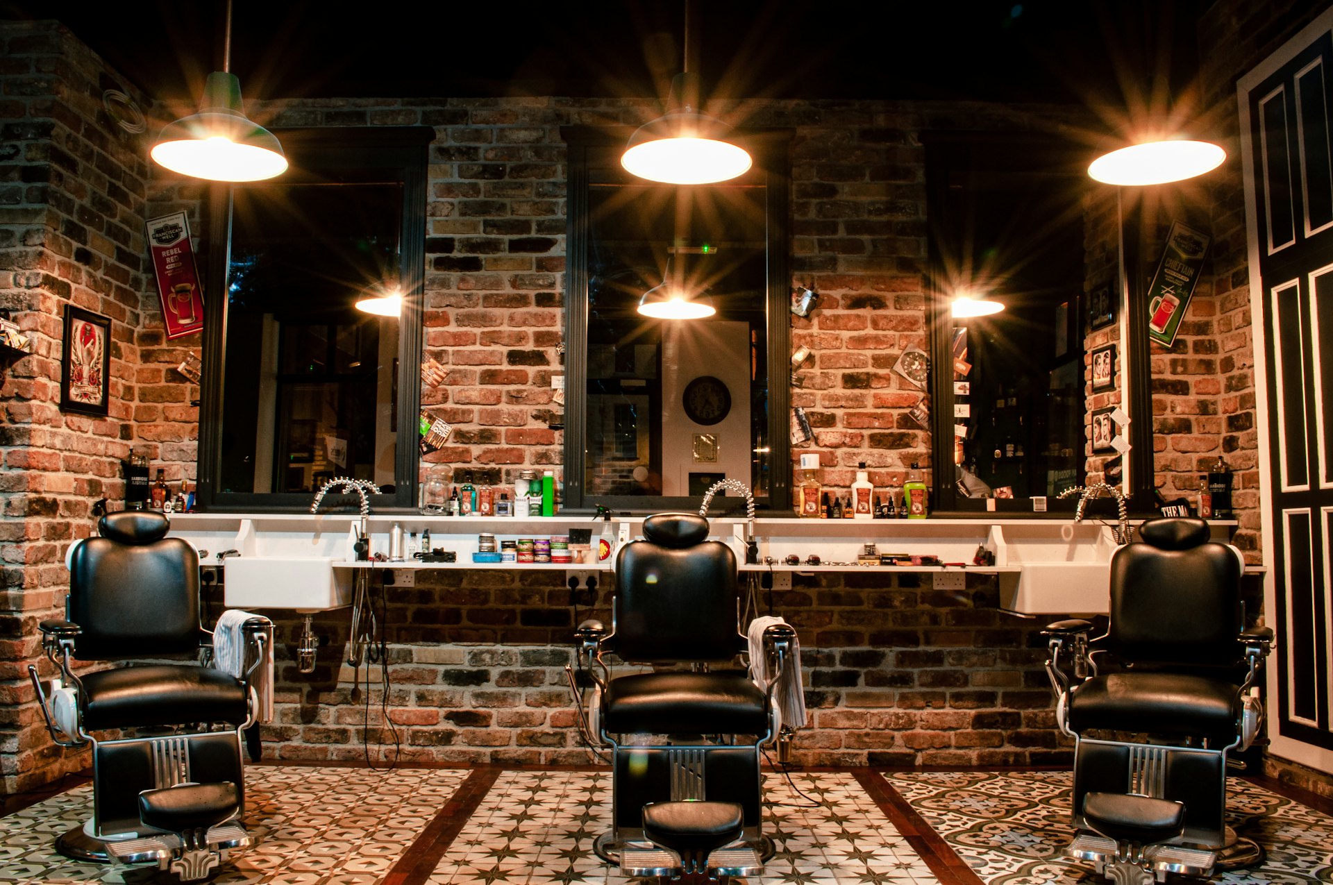 Interior de barbearia premium com cadeiras e espelhos